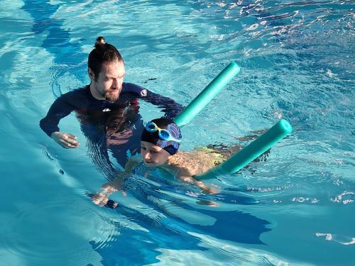 První den plaveckého výcviku předškoláků