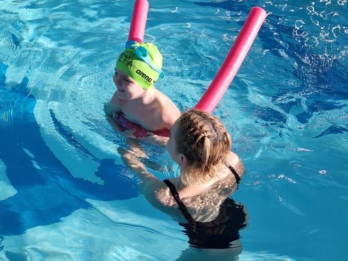 První den plaveckého výcviku předškoláků